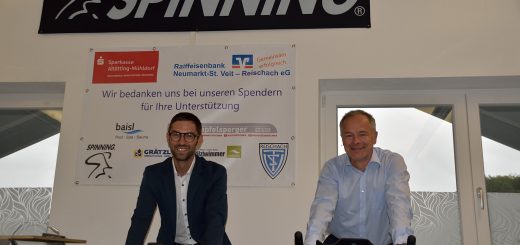 Peter Vitzthum (links), Marktbereichsleiter Reischach, und Andreas Gartmeier, 1. Vorsitzender TSV Reischach e.V., testen die neuen Räder