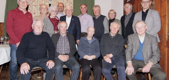 60 jährige Mitglieder mit Bürgermeister Alfred Stockner und Vorsitzenden Christian Thumser