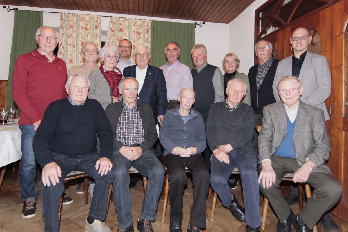 60 jährige Mitglieder mit Bürgermeister Alfred Stockner und Vorsitzenden Christian Thumser