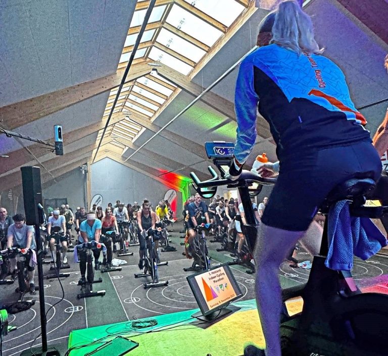 91 Radler beim Indoor-Cycling-Marathon